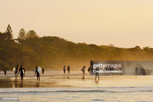 byron bay sunset surfers - byron bay stock-fotos und bilder