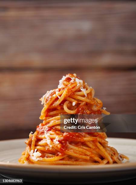 spaghetti bolognese - bolognese sauce stock pictures, royalty-free photos & images