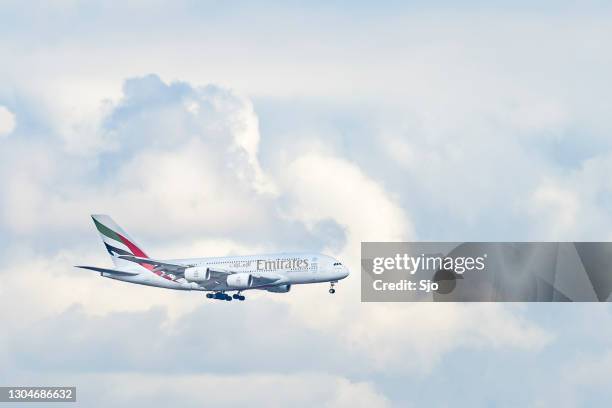 阿聯酋航空空客a380接近史基浦阿姆斯特丹機場 - emirates airline 個照片及圖片檔