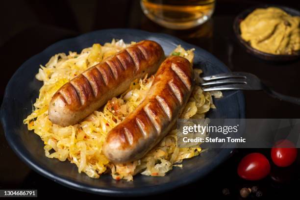 salchichas bávaras servidas con chucrut en un plato - repollo blanco fotografías e imágenes de stock