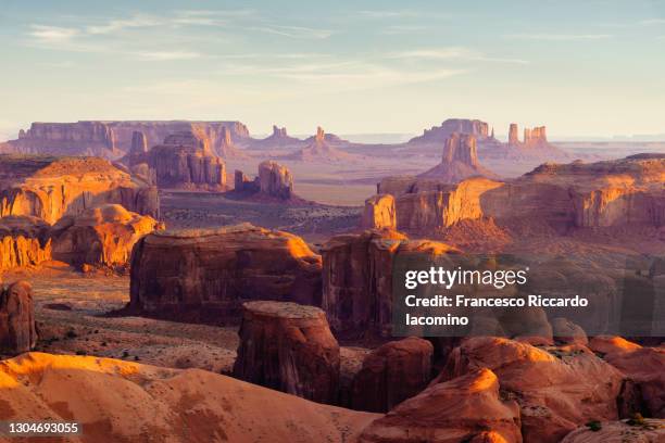 the hunt's mesa, panoramic landscape of monument valley at sunrise - butte bildbanksfoton och bilder