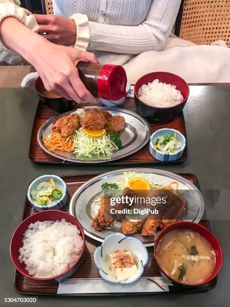 kakifurai teishoku, oyster fritter lunch meals - hiyayakko fotografías e imágenes de stock