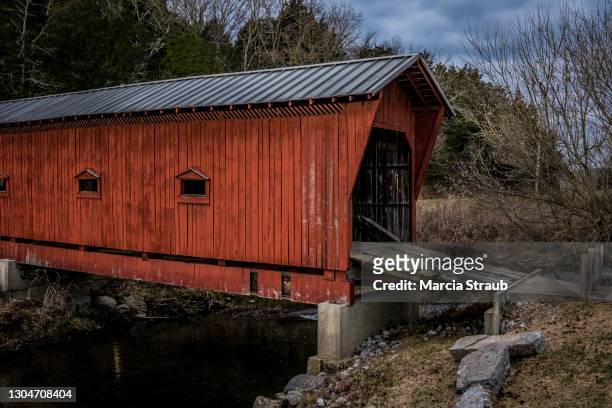 red covered bridge - ponte coberta ponte - fotografias e filmes do acervo
