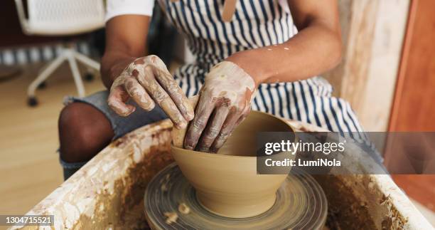 del barro viejo y llano a un tazón increíble - carving craft product fotografías e imágenes de stock