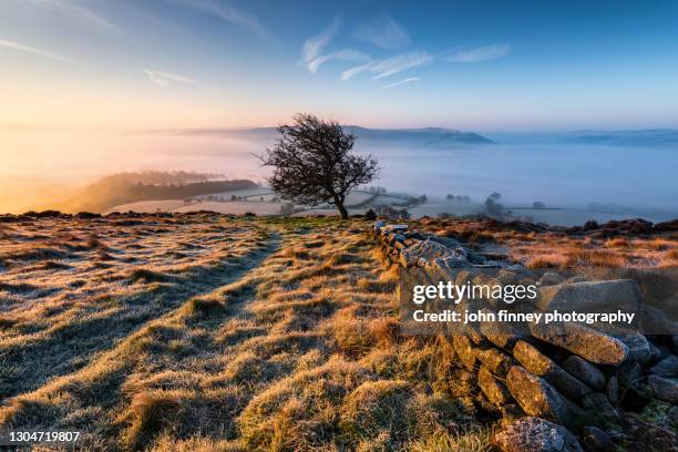 winhill and bamford sunrise, peak district. uk - peak district national park stockfoto's en -beelden