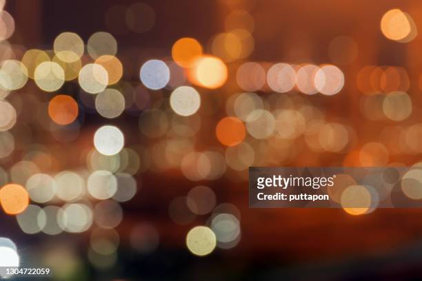 bokeh, defocused image of illuminated lights at night - verlicht stockfoto's en -beelden