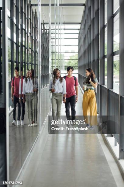 grupo de estudiantes caminando juntos y charlando en el campus - korean teen fotografías e imágenes de stock