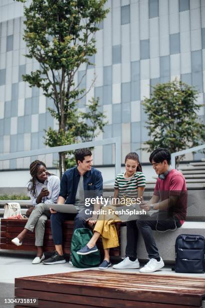 college-studenten studieren gemeinsam - multikulturell team aussen stock-fotos und bilder