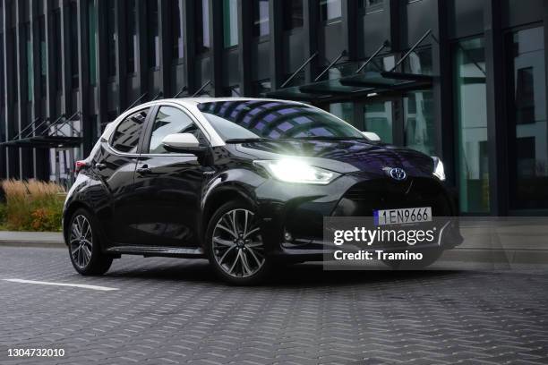 toyota yaris hybrid en una calle - coche particular fotografías e imágenes de stock