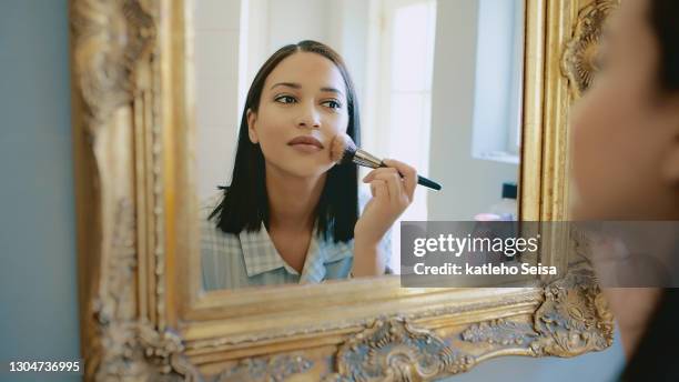 prenditi un momento per fare un po 'di cura di sé oggi - concealer foto e immagini stock