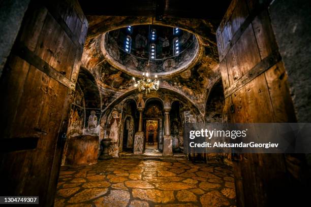 kirche kerzenlicht und orthodoxe kunstwerke im kloster st. naum, ohrid, mazedonien - heiliger stock-fotos und bilder