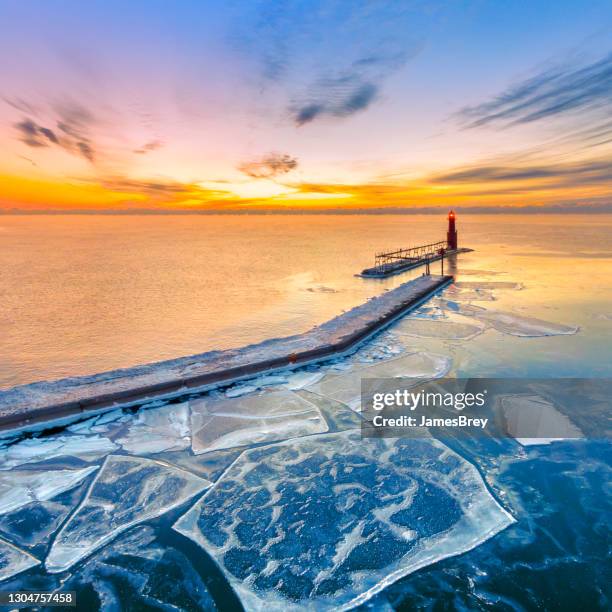 toneel de luchtmening van de winter van vuurtoren vóór de dageraadhemel - michigan meer stockfoto's en -beelden