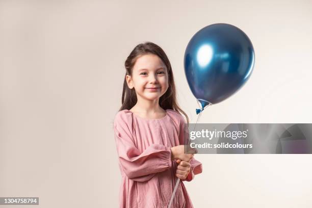 ballon bleu de fixation de fille - child balloon studio photos et images de collection