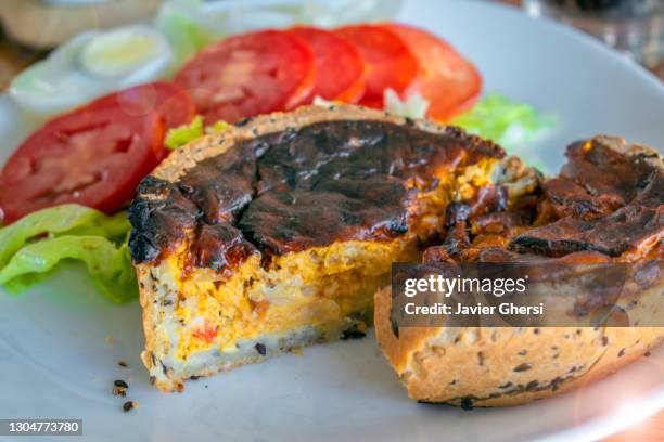 tarta de calabaza y queso tostado con ensalada de lechuga, tomate y huevo duro (comida vegetariana). - comida vegetariana stockfoto's en -beelden