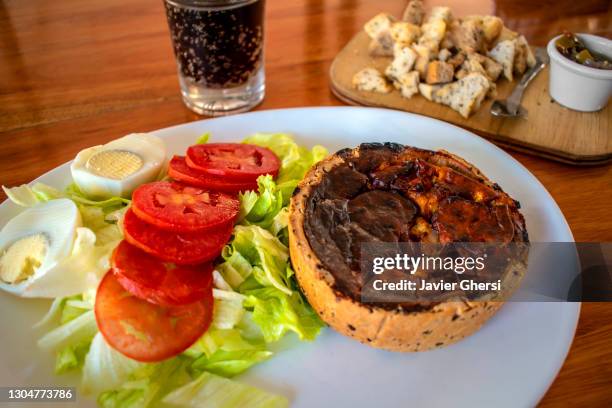 tarta de calabaza y queso tostado con ensalada de lechuga, tomate y huevo duro (comida vegetariana). - comida vegetariana stock pictures, royalty-free photos & images