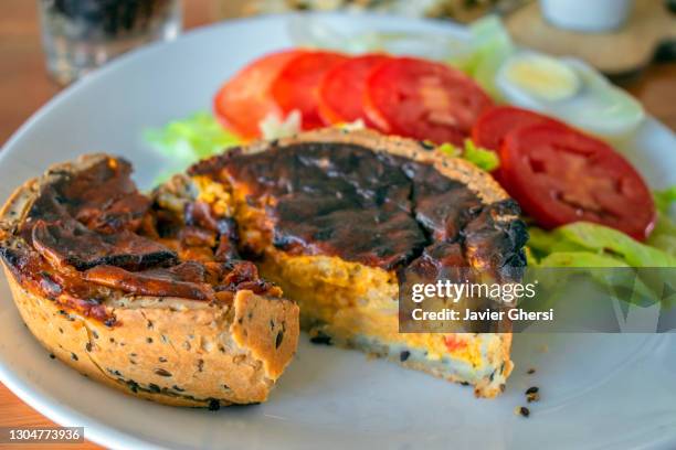 tarta de calabaza y queso tostado con ensalada de lechuga, tomate y huevo duro (comida vegetariana). - comida vegetariana stock pictures, royalty-free photos & images