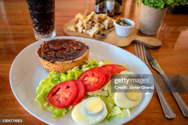 tarta de calabaza y queso tostado con ensalada de lechuga, tomate y huevo duro (comida vegetariana). - comida vegetariana stock pictures, royalty-free photos & images