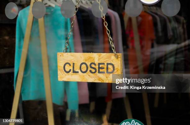 closed - sign on the door - going out of business stock pictures, royalty-free photos & images