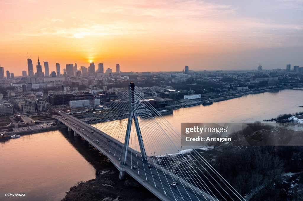 Puesta del sol, puente, ciudad, río