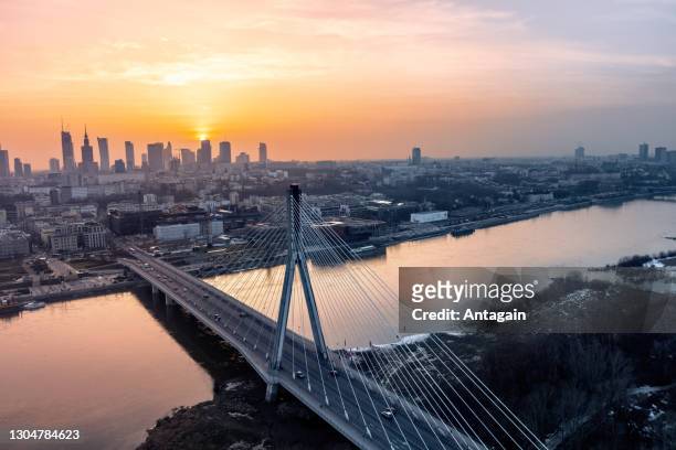 puesta del sol, puente, ciudad, río - polonia fotografías e imágenes de stock