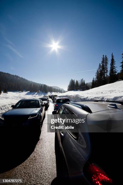 weg aan berg - strada tortuosa stockfoto's en -beelden