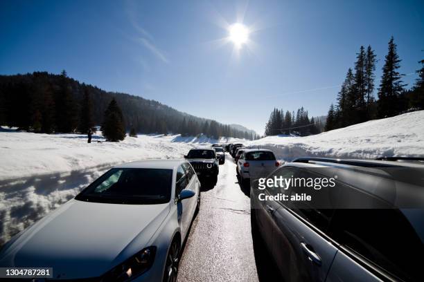 road to mountain - guidare stock pictures, royalty-free photos & images