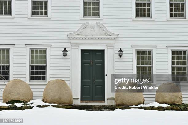 covered bushes, washington, connecticut - front door winter stock pictures, royalty-free photos & images