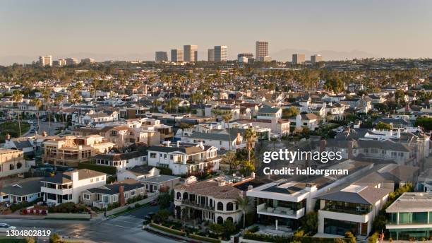 vista aérea de palmeiras e casas em corona del mar - condado-de-orange-california - fotografias e filmes do acervo