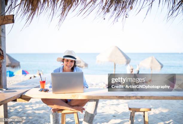 draadloze technologie op het strand. - using laptop working stockfoto's en -beelden