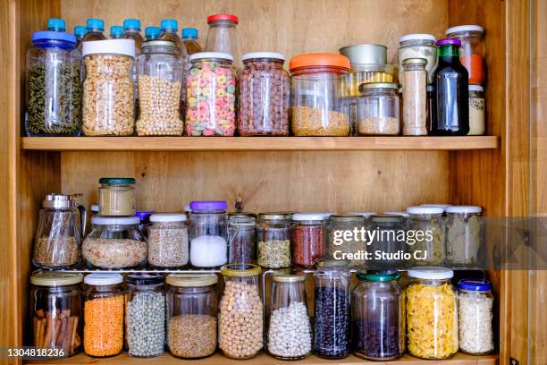bulk basisvoedsel - voorraadkast stockfoto's en -beelden