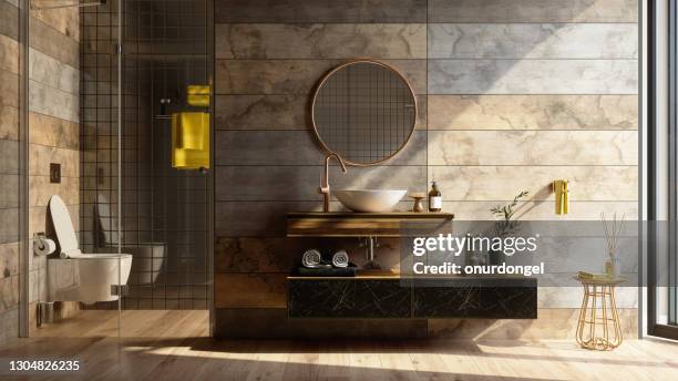 luxe badkamer interieur met douche, toilet, spiegel en gele handdoeken. - ceramic designs stockfoto's en -beelden