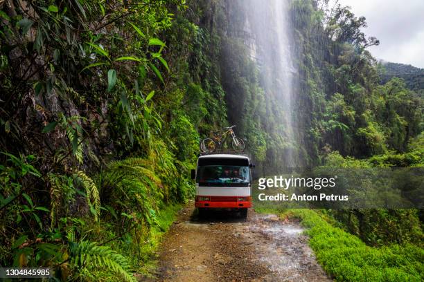 bus at the death road - the most dangerous road in the world, north yungas, bolivia. - bolivian andes - fotografias e filmes do acervo