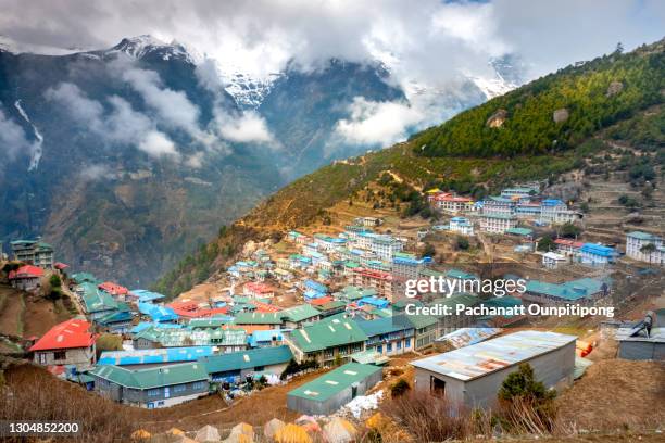 view of namche bazaar with snow capped mountain and cloudy sky - bazar namche imagens e fotografias de stock