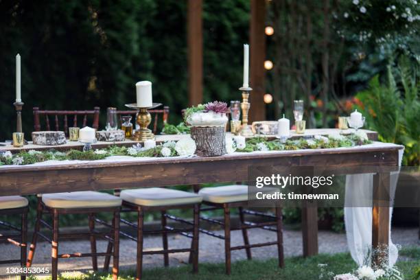 hochzeit tisch zentrum stück dekorationen - zeltplatz stock-fotos und bilder