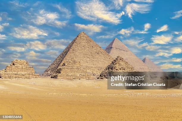 pyramids egypt - gizeh piramides imagens e fotografias de stock