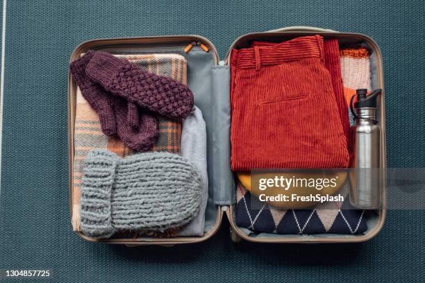 winter clothes in a suitcase - roupa quente imagens e fotografias de stock