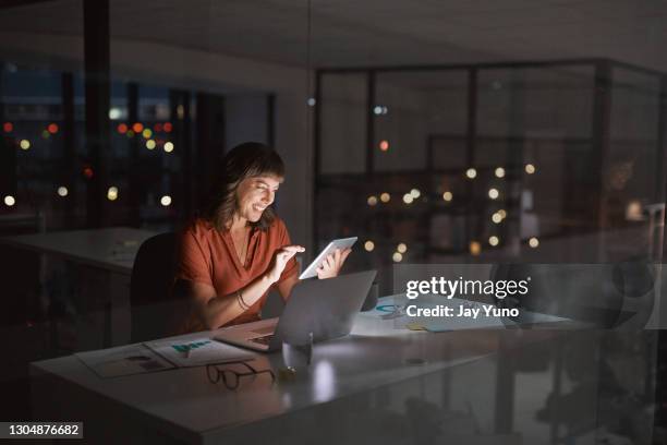 ik vind de oplossing met slechts een paar swipes - rapport stockfoto's en -beelden