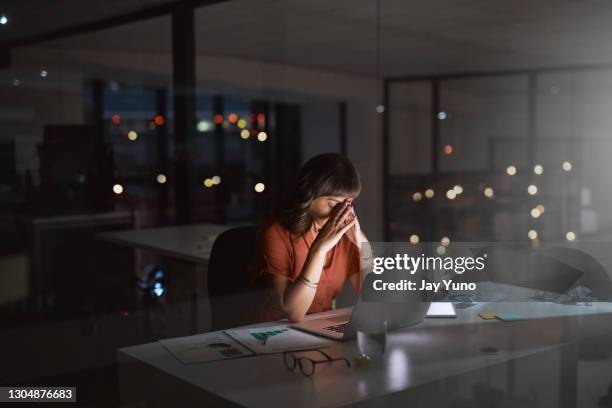 ik ben niet in de buurt van het beëindigen van deze deadline vanavond. - mislukking stockfoto's en -beelden