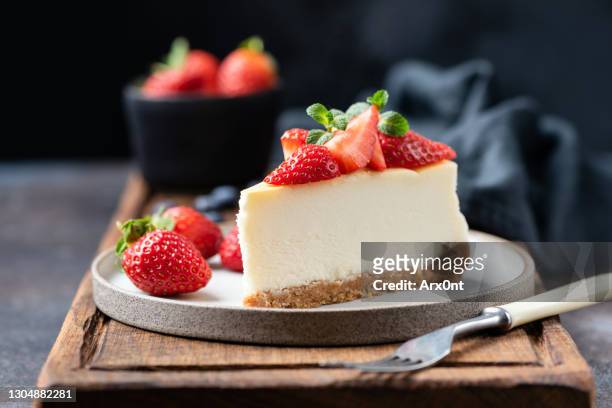 slice of cheesecake with strawberries - cheesecake white stockfoto's en -beelden