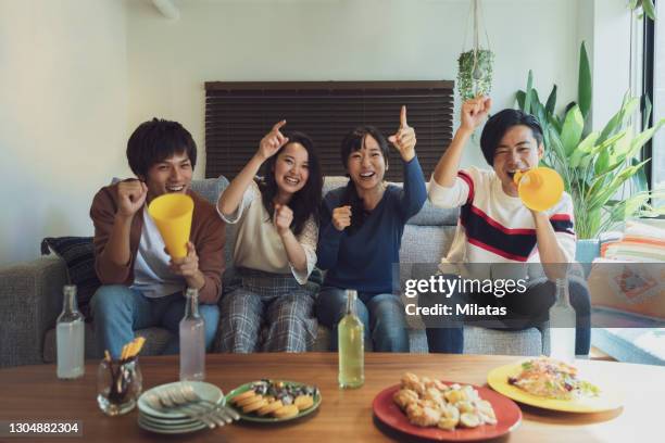 youth group watching tv and supporting - friends tv show stock pictures, royalty-free photos & images