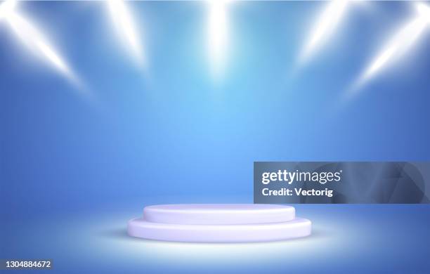 illustrazioni stock, clip art, cartoni animati e icone di tendenza di sfondo studio con riflettori realistici sul podio - riflettore lenticolare