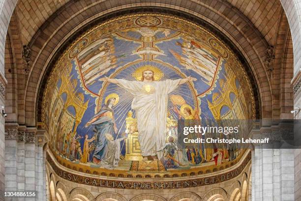 inside the basilica of the sacred heart, paris - basílica del sagrado corazón de montmartre fotografías e imágenes de stock