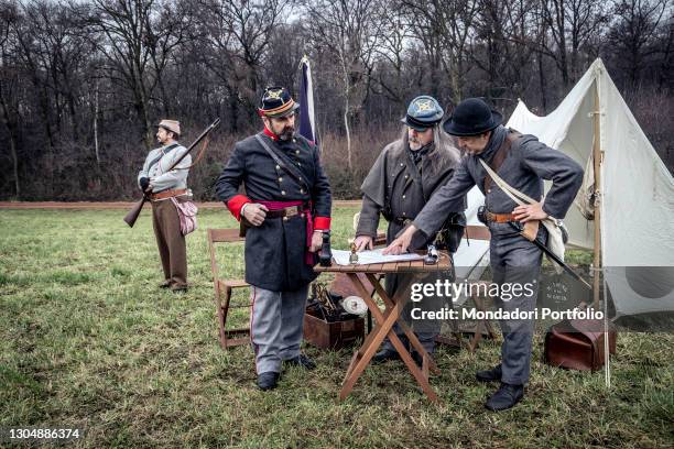 American Civil War, Confederate Army. Intelligence Unit with hot-air balloon. A Confederate soldier showing the relocation of the enemy troops to an...