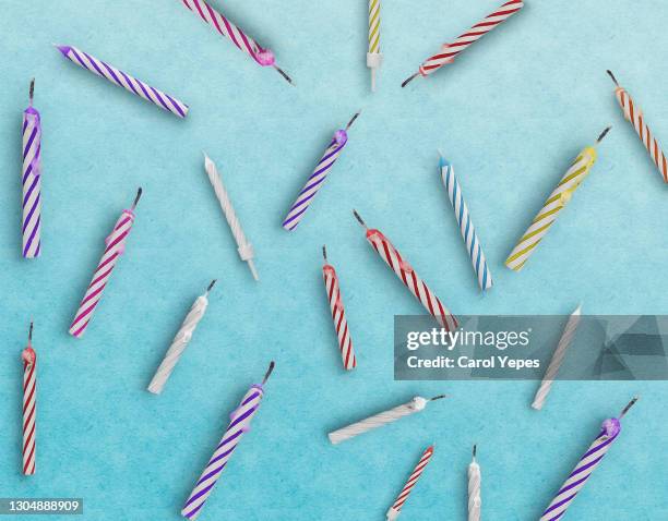 candles background top view in blue background - birthday streamers stock-fotos und bilder