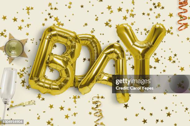 happy birthday in golden balloon with glitter confetti - birthday present stockfoto's en -beelden