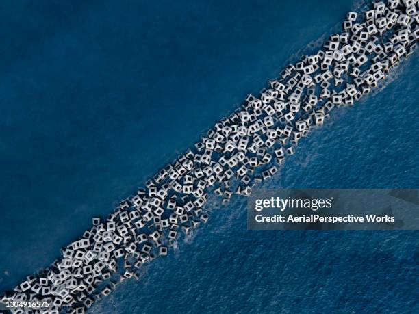 schutz betonbarrieren im meer - sörren stock-fotos und bilder