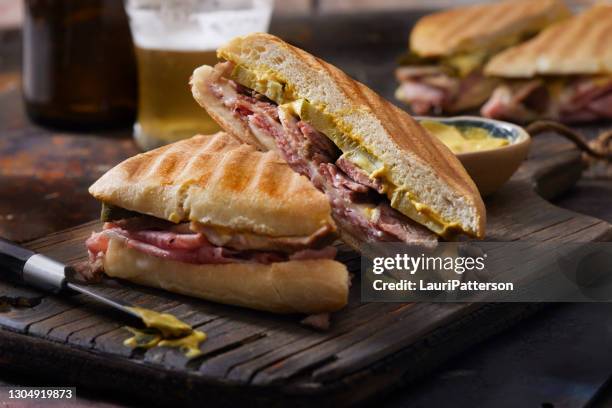 klassisk grillad kubansk smörgås - grillad sandwich bildbanksfoton och bilder