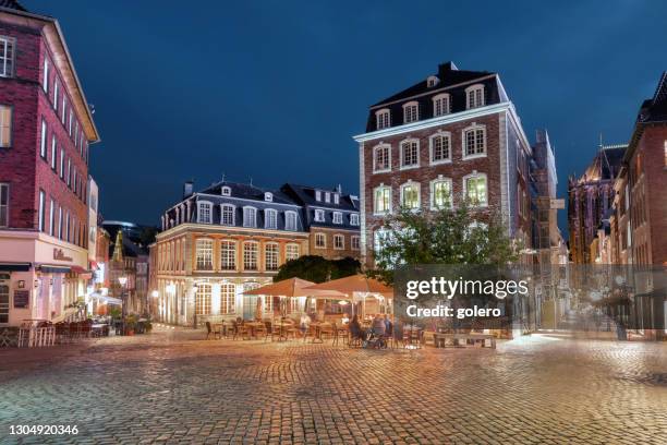 青い時にアーヘンの歴史的中心部に照らされた町の広場 - aachen ストックフォトと画像