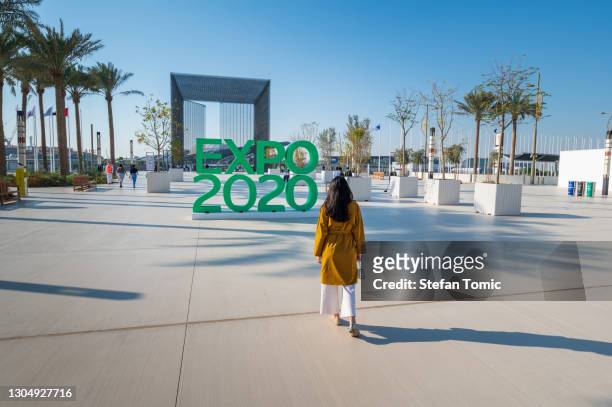donna in visita a expo 2020 terra pavilion per l'expo posticipata che si terrà nel 2021 negli emirati arabi uniti - exhibition foto e immagini stock