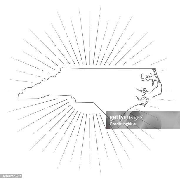 ilustraciones, imágenes clip art, dibujos animados e iconos de stock de mapa de carolina del norte con rayos de sol sobre fondo blanco - charlotte carolina del norte